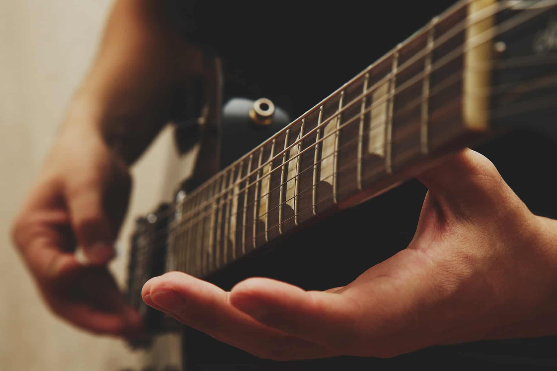 wd40 playing guitar p8ejskj