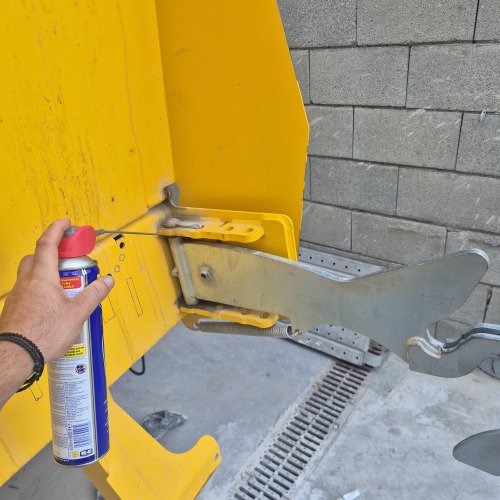 Den ekline me tpt i dagkana pou perni to skivalodogio molis evala wd40  to ekline ena mikro pedi 3 xronon
